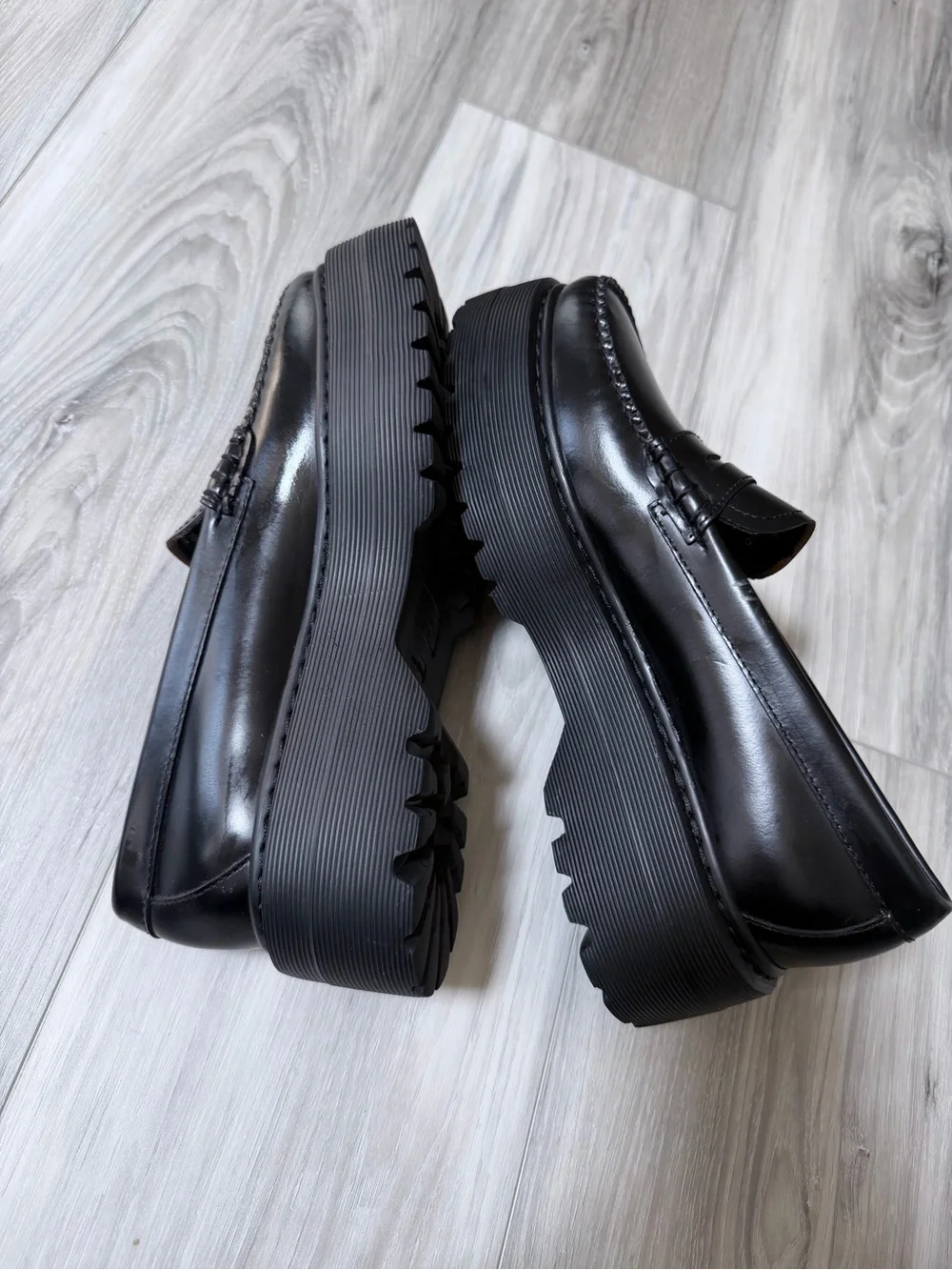 G.H. Bass Weejuns Lug Sole Penny Loafers Size 9